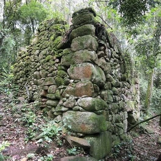 Ruínas do Sítio do Morro, em São Paulo, que apresentam características arquitetônicas únicas, distintas de outras alvenarias de pedra do interior paulista.