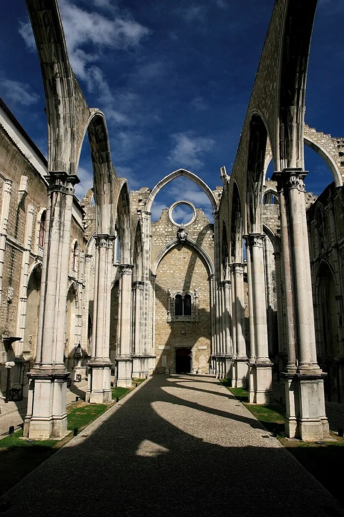 Ruínas da Igreja do Carmo em Lisboa, Portugal, simbolizando a continuidade da fé e devoção em meio às marcas do tempo.