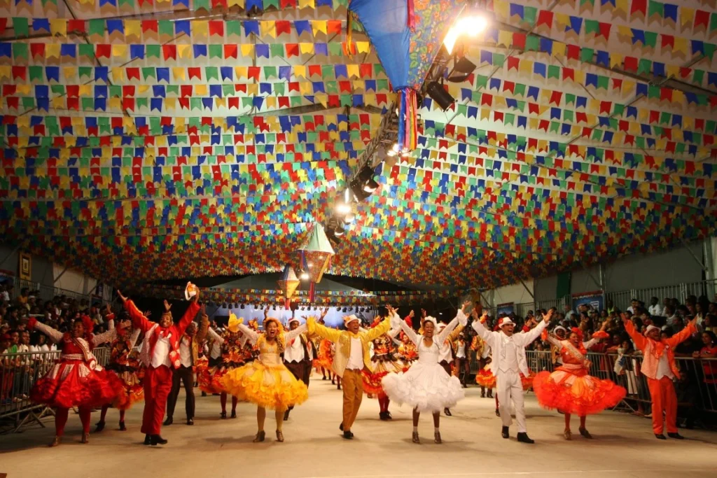 Comunidade rural reunida em praça durante celebração tradicional, simbolizando a coletividade e a transmissão de lendas.