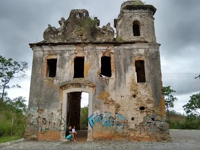 Ruínas da Igreja Nossa Senhora de Belém em Viana, Espírito Santo, Brasil, evidenciando a resistência da fé e da devoção mesmo em meio ao abandono.