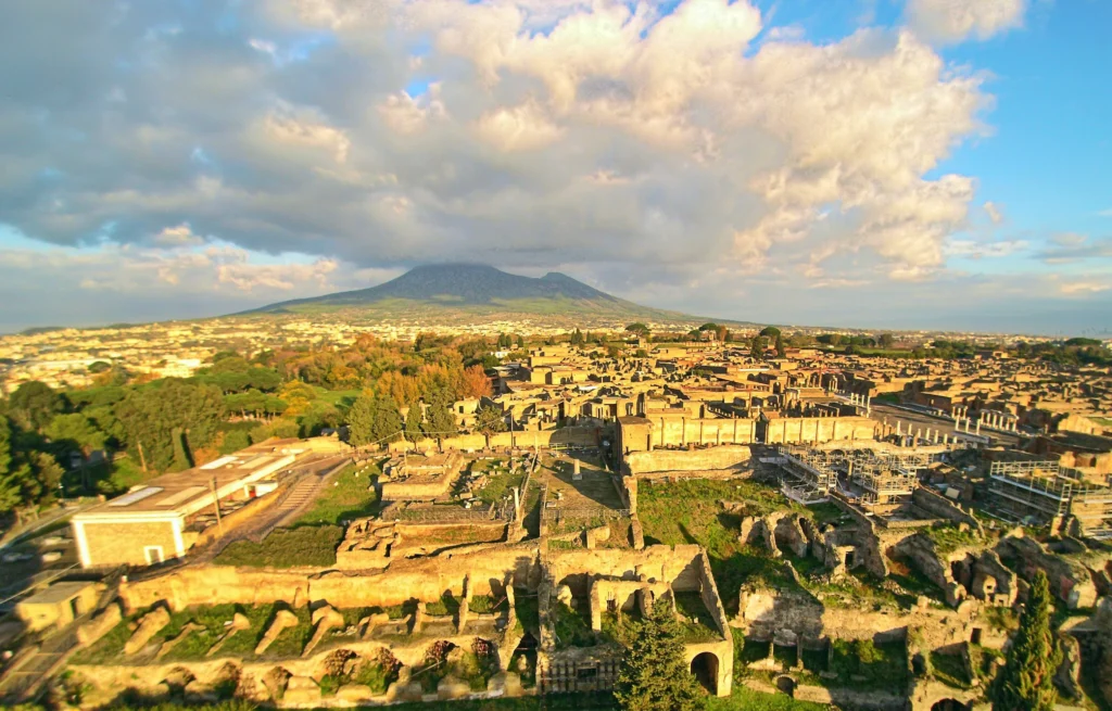 Ruínas de uma rua em Pompeia com o Monte Vesúvio ao fundo