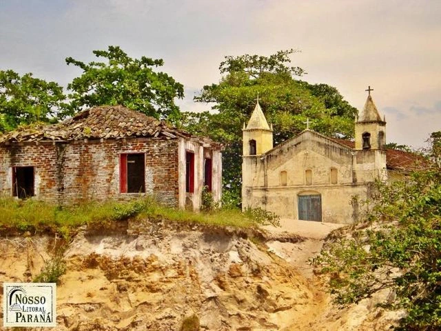 Igreja abandonada na vila fantasma de Ararapira, localizada na divisa entre Paraná e São Paulo, Brasil