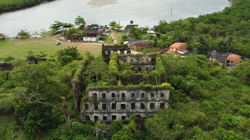 Ruínas de um antigo engenho de açúcar em São Francisco do Conde, Bahia.