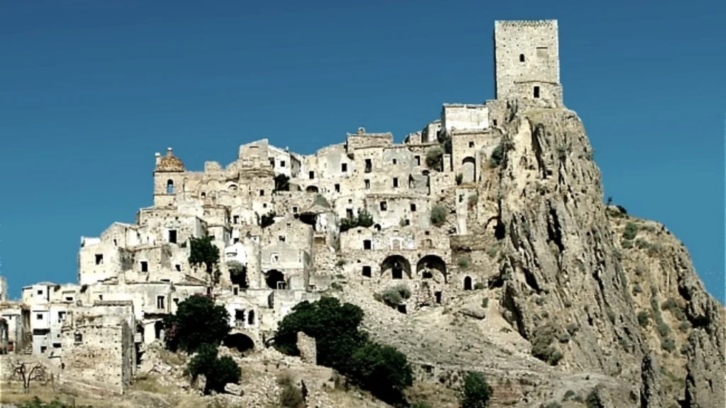 Vista panorâmica da cidade fantasma de Craco, Itália, situada no topo de uma colina.