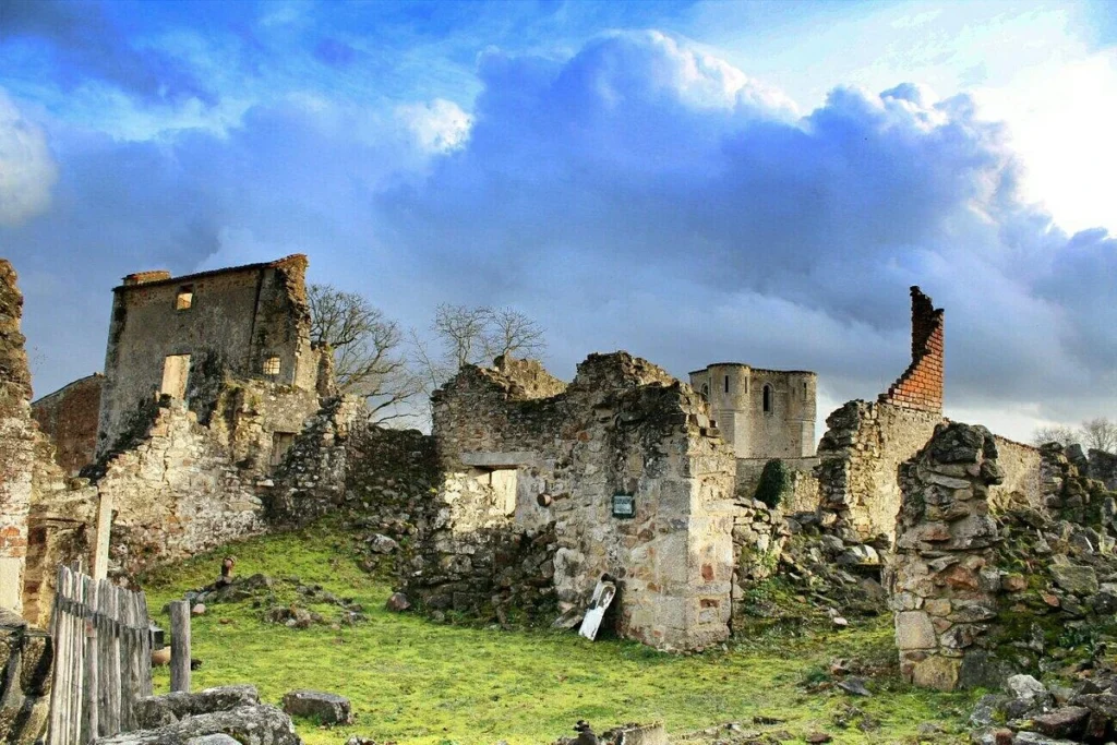 Ruínas da vila de Oradour-sur-Glane, França, preservadas como memorial