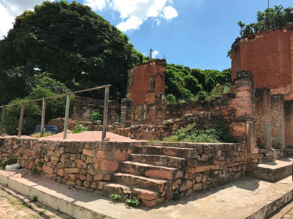 ruínas na Vila de Igatu, com montanhas ao fundo.