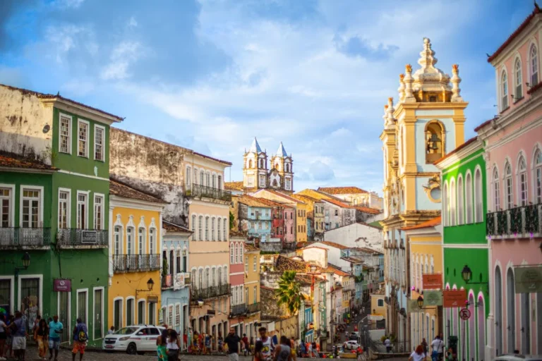  Casarões, Igrejas e Contos do Passado: O Papel das Lendas na Identidade Local