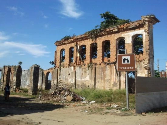 Antigos armazéns e trapiches no porto de Antonina, Paraná.