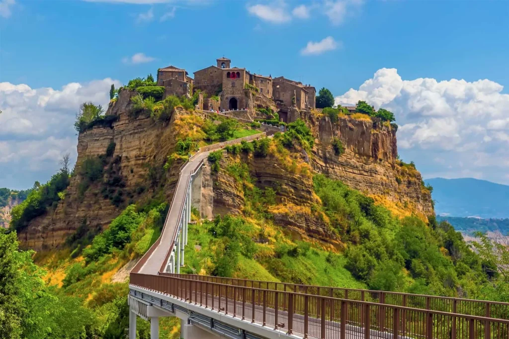 Ponte que leva à vila de Civita di Bagnoregio sobre um penhasco, mostrando claramente sua vulnerabilidade à erosão.