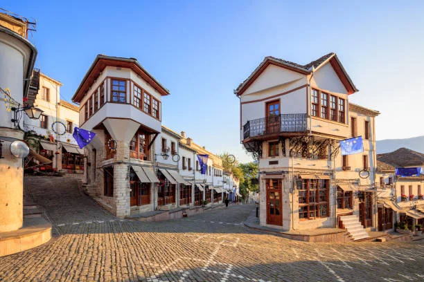 Vista das casas de pedra de Gjirokastër, com seus telhados de ardósia característicos, em meio às colinas albanesas.
